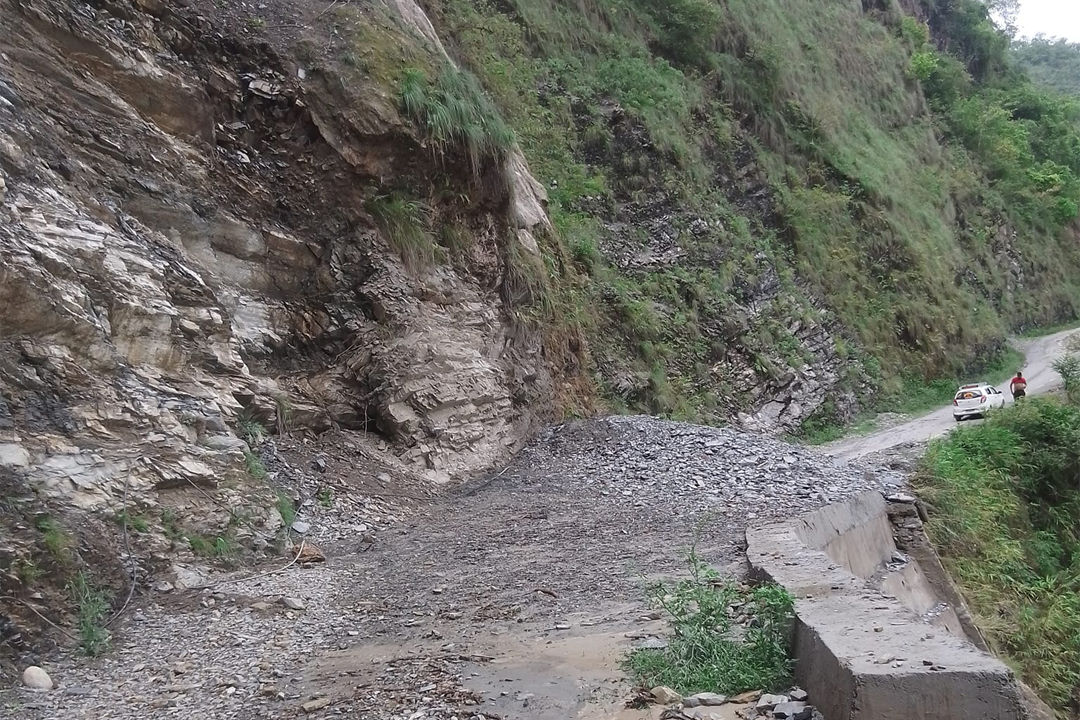 पहिरो कारण गोठलापानी–झुलाघाट सडक अवरुद्ध 